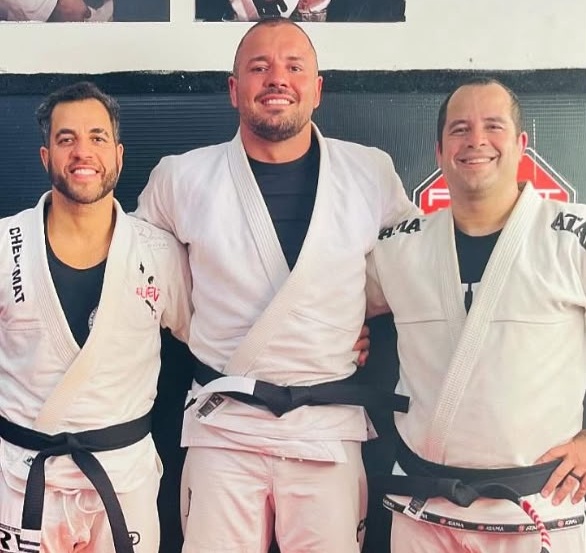 Victor (ao centro) projetou a CheckMat em busca de títulos no Saquarema Spring National Open (Foto: Reprodução)